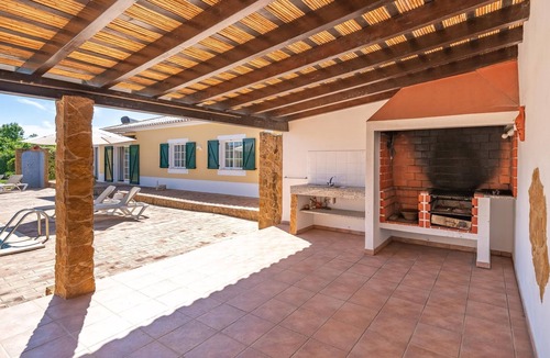 Alfarrobeira Apartment | Charming Villa with Pool & Garden in Vale da Lama