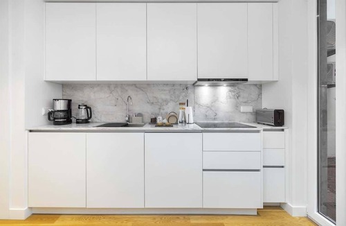 Santo Amaro Apartment | Chic Studio, Steps to LX Factory & Free Street