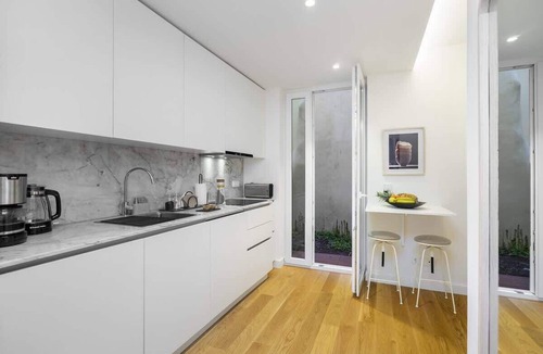 Santo Amaro Apartment | Chic Studio, Steps to LX Factory & Free Street