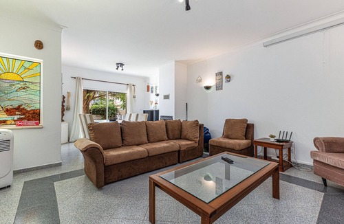 Ameijeira Bed & Breakfast | Chilling Guesthouse: Room 1 | Private Bathroom | Pool | Location