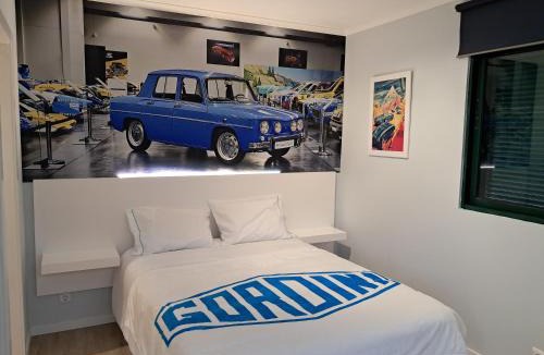 Santo da Serra Apartment | Classic Car House