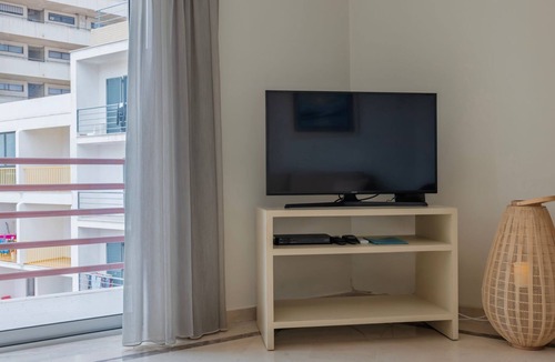 Costa de Caparica Apartment | Coastal Living by LovelyStay