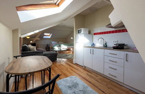 Se Nova Apartment | Coimbra Old Town Gem Family Studios, Suites with Private Bathrooms