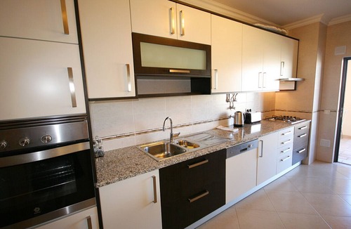 Albardeira House | Comfortable 2 Bedroom Apartment w/WiFi + A/C+ Pool ,15 min Walk to Beach &Town