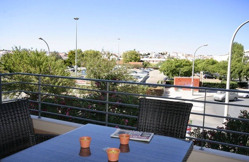 Albardeira House | Comfortable 2 Bedroom Apartment w/WiFi + A/C+ Pool ,15 min Walk to Beach &Town