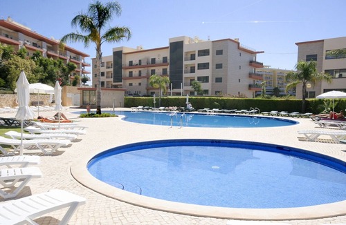 Albardeira House | Comfortable 2 Bedroom Apartment w/WiFi + A/C+ Pool ,15 min Walk to Beach &Town