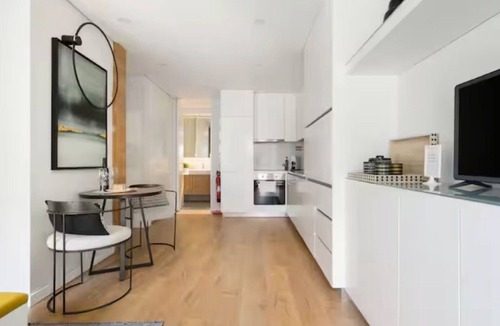 Santos Apartment | Contemporary Gem Studio in Lisbon’s Heart with Wi-Fi and Air Conditioning
