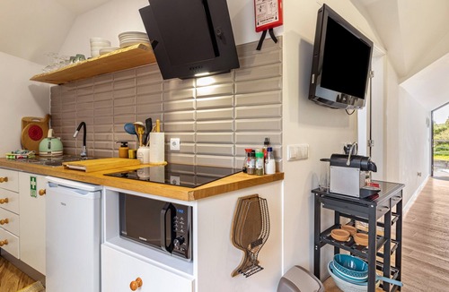 Ponta Delgada Apartment | Cork House - Fernandes Cottage Apartment with Sea View, Wi-Fi & Air Conditioning