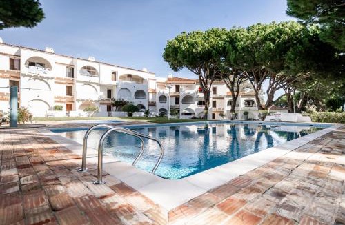 Quarteira Apartment | Cosy by the pool