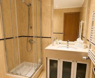 Castelo Bed & Breakfast | Cosy room with bathroom and private access
