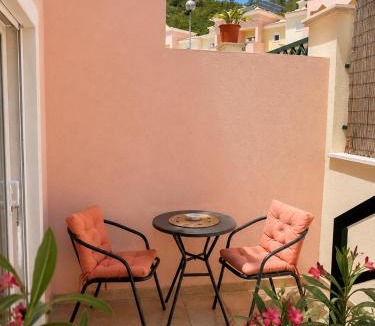 Castelo Bed & Breakfast | Cosy room with bathroom and private access