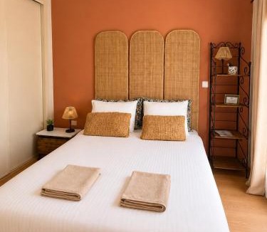 Castelo Bed & Breakfast | Cosy room with bathroom and private access