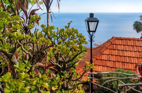 Arco da Calheta Cottage | Cottage Eira, charming getaway with Ocean View!