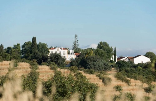 Donalda Villa | Country House "Daniel Cottage" with Mountain View, Shared Pool & Wi-Fi