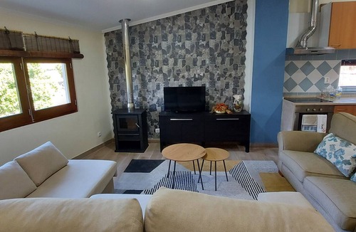 Almeirim Villa | Country House 'Herdade Da Raposinha - Guest House' with Shared Pool, Wi-Fi and Air Conditioning