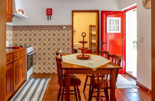 Biscoitos Cottage | Country house with air conditioning – Large garden – Free firewood