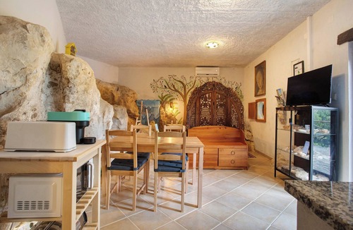 Lourinha House | Country House 'Quinta Do Castelo - Casa De Pedra' with Private Terrace, Wi-Fi and Air Conditioning