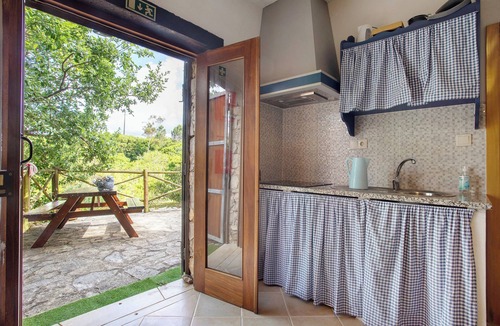 Lourinha House | Country House 'Quinta Do Castelo - Casa De Pedra' with Private Terrace, Wi-Fi and Air Conditioning