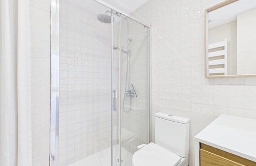 Cova da Piedade Apartment | Cozy 1BR w/AC & Shared Garden – Almada | By Airnest