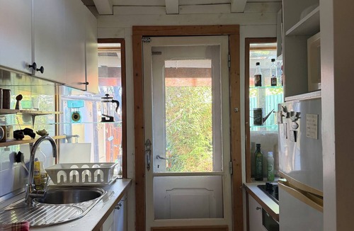 Cacilhas Cabin | Cozy cabin with garden in Almada, near the ferry to Lisbon.