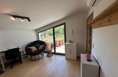 Santo Antonio Apartment | Cozy Studio & Patio in Funchal