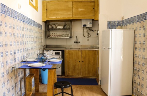 Mouraria Apartment | Cozy Vintage 3-Bedroom Apartment in Downtown Lisbon – Sleeps 7!