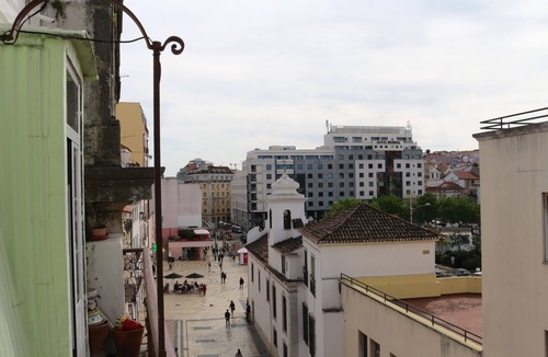 Mouraria Apartment | Cozy Vintage 3-Bedroom Apartment in Downtown Lisbon – Sleeps 7!