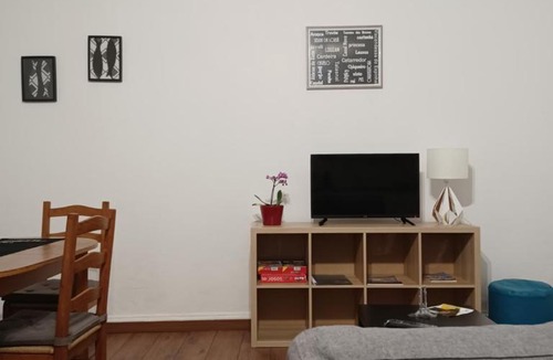 Lousa Apartment | De Cá - suite com acesso independente e kitchenette