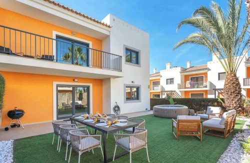 Alvor House | Deluxe House | Pool & Jacuzzi by HostWise