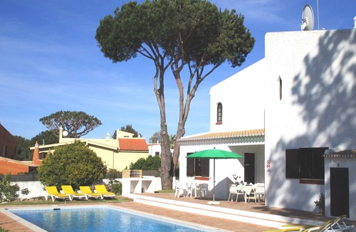 Quarteira Villa | Detached villa with private pool 1.5 km from Vilamoura marina