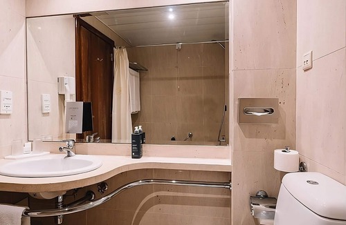 Sao Sebastiao da Pedreira House | Discover Lisbon's Charm! Two Spacious 1BR Apartment, Full Kitchen and City View!