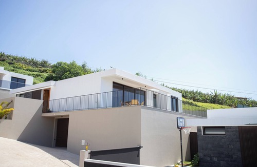 Santo Antonio House | Dori’s Modern Home w/Pool & Sea & Mountain Views — 15 Min to City Center