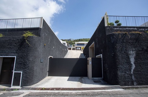 Santo Antonio House | Dori’s Modern Home w/Pool & Sea & Mountain Views — 15 Min to City Center