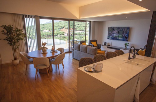 Santo Antonio House | Dori’s Modern Home w/Pool & Sea & Mountain Views — 15 Min to City Center