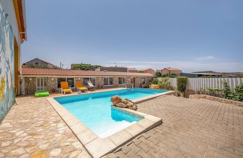 Arruda dos Vinhos Apartment | Eclectic oasis with poolside charm in Arranhó