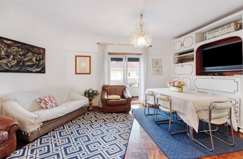 Parede House | "Elegan Vintage House with Barbecue" with Balcony, Garden & Wi-Fi