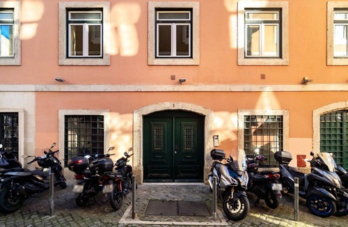 Encarnacao Apartment | Elegant Chiado Retreat: Comfort in Lisbon's Heart