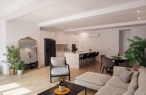 Santo Antonio Apartment | Elegant Luxury Residence in Prime Lisbon with AC