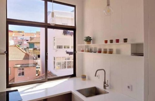 Sesimbra Apartment | Elegant room in Cacilhas near the Lisbon ferry