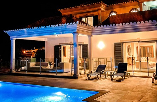 Quarteira Villa | Elegant spacious house in Vilamoura with private heated pool and family BBQ area
