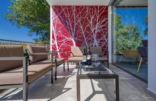 Usseira Villa | Elegant Villa with infinity pool & hot tub