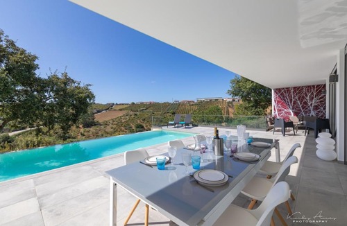 Usseira Villa | Elegant Villa with infinity pool & hot tub