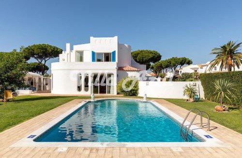 Quarteira Villa | Elegant villa with private pool in Quarteira