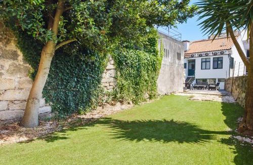 Santa Marinha House | Entire House with 4 Master Suites & Backyard - Central Location