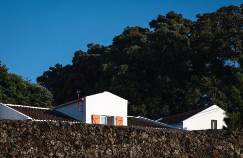 Calhetas House | ENTRE MUROS - Turismo Rural - Casas com jardim e acesso direto ao mar