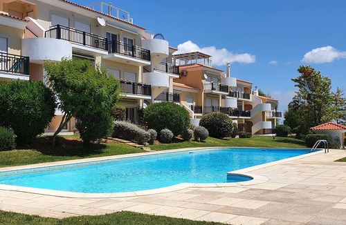 Pata de Baixo Condo | Excellent Apartment In A Quiet Area With Pool And Mountain Views