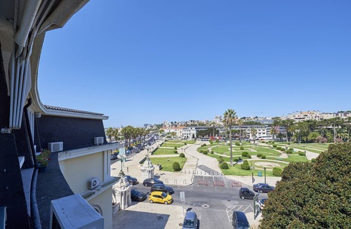 Estoril Apartment | Excellent Cozy beachfront apartment in front of beach, train, bus.