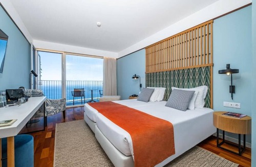 Santana Hotel | Experience Harmony of Sea and Mountains on a Serene Nature Getaway! Breakfast