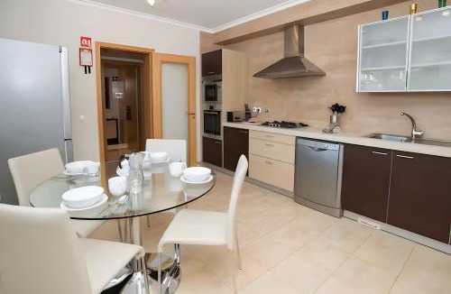 Penina House | Family 3br Townhouse w pool Terrace