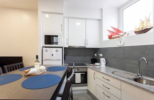 Alfama Apartment | Family Apartment with Balcony in Graça